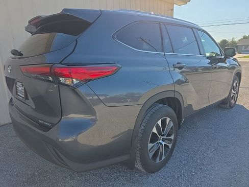 Used 2022 Toyota Highlander XLE image 5