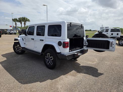 New 2026 Jeep Wrangler Unlimited Sahara AWD/4WD image 24