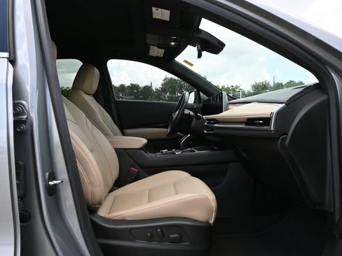 Used 2024 Cadillac XT4 Luxury w/ Cold Weather Package FWD image 27