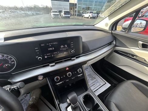 Used 2024 Kia Carnival LX image 12
