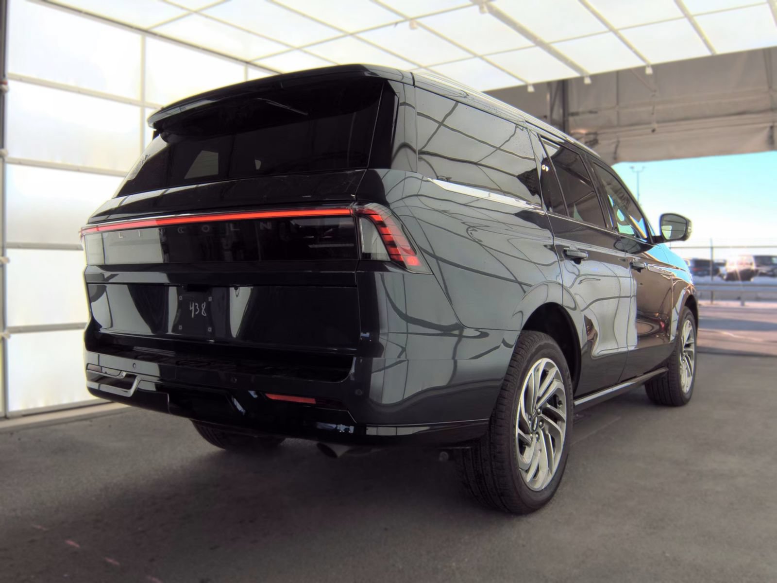 Used 2026 Lincoln Navigator Reserve AWD/4WD image 4