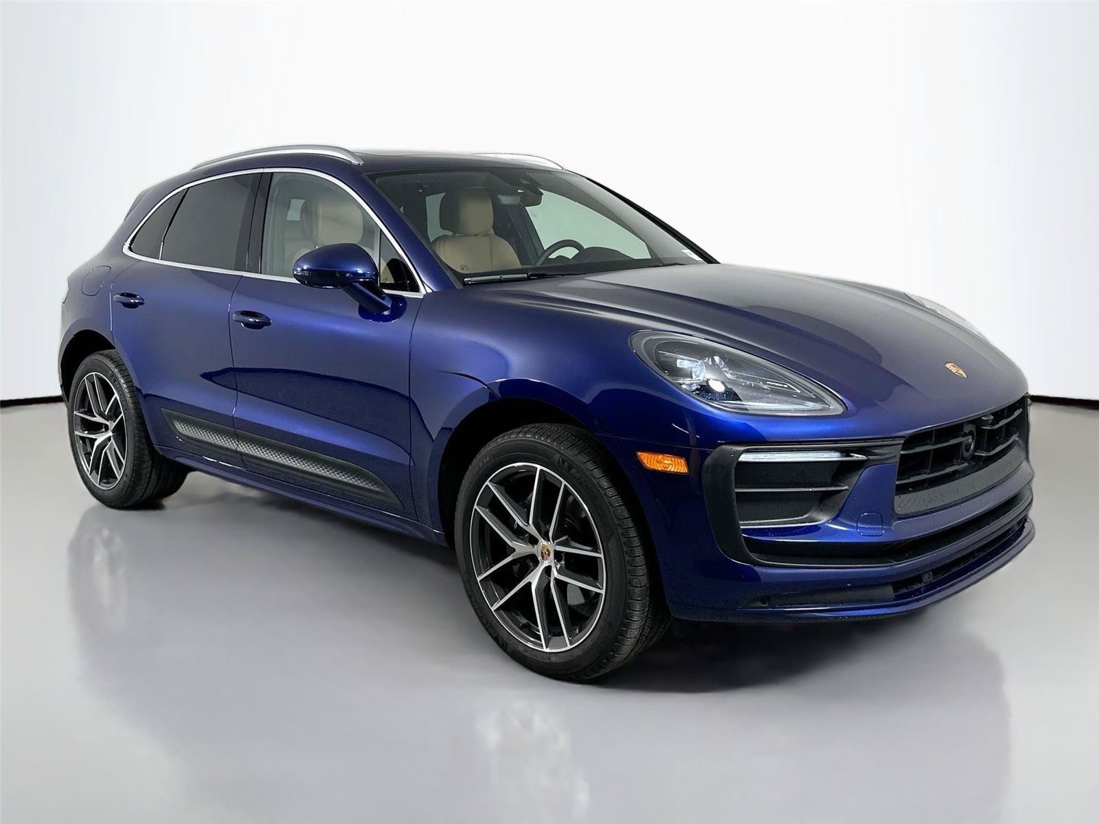 Certified 2024 Porsche Macan AWD/4WD image 9