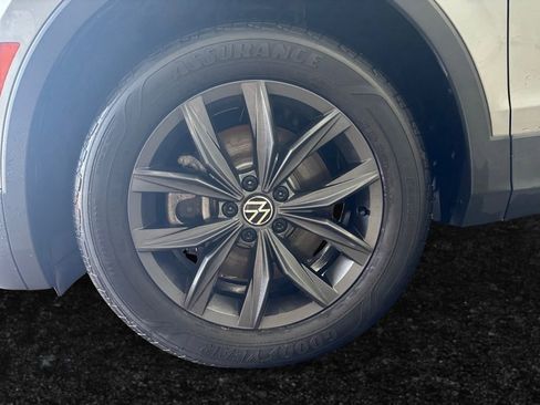 Used 2022 Volkswagen Tiguan SE w/ Panoramic Sunroof Package image 9