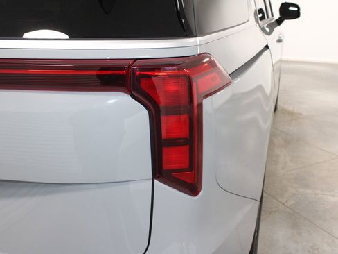 Used 2025 Kia Carnival EX image 12