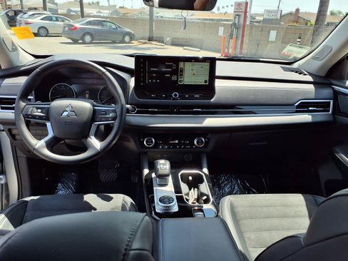 Used 2025 Mitsubishi Outlander AWD image 14