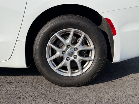 Used 2024 Chrysler Pacifica Touring-L FWD image 20