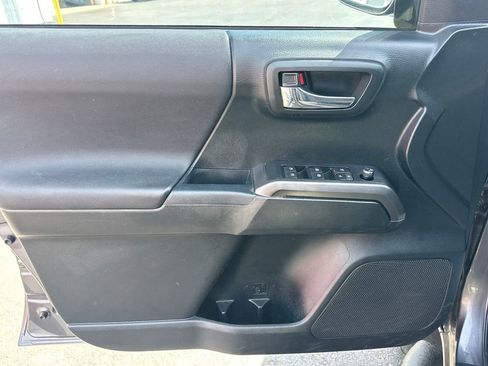 Used 2016 Toyota Tacoma TRD Sport w/ Towing Package image 12