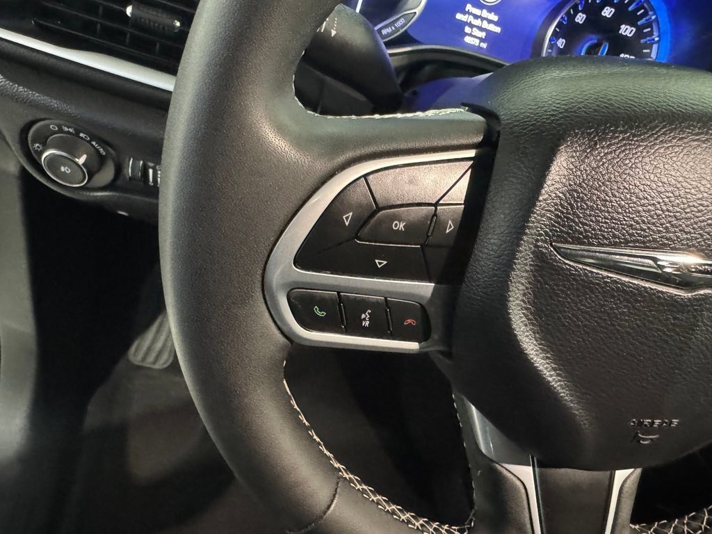 Used 2025 Chrysler Pacifica Select FWD image 6
