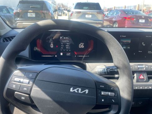 Used 2025 Kia K4 LXS image 28