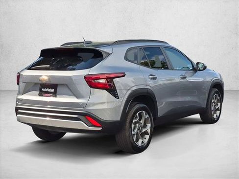 Used 2025 Chevrolet Trax LT FWD image 5