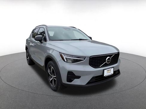 Used 2024 Volvo XC40 B5 Core AWD/4WD image 3