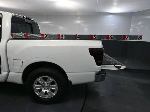 Used 2018 Nissan Titan SV AWD/4WD image 34
