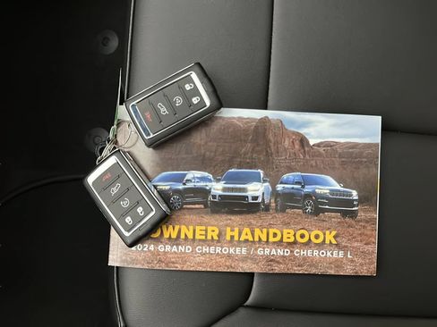 Used 2024 Jeep Grand Cherokee Limited w/ Black Appearance Package AWD/4WD image 33