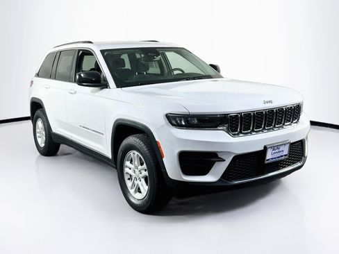 Used 2023 Jeep Grand Cherokee Laredo AWD/4WD image 3