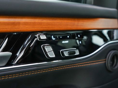 Used 2024 Jeep Grand Wagoneer L Series III image 27