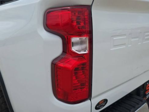 Used 2023 Chevrolet Silverado 2500 LT AWD/4WD image 33