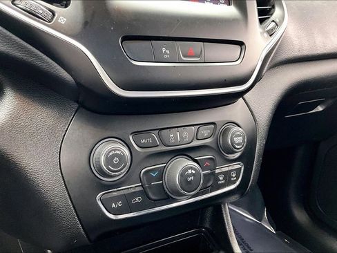 Used 2019 Jeep Cherokee Latitude Plus image 31