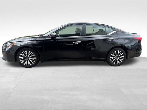 Used 2024 Nissan Altima 2.5 SV w/ SV Premium Package FWD image 3