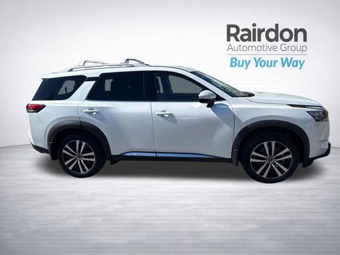 Used 2025 Nissan Pathfinder Platinum w/ Black Appearance Package AWD/4WD image 9