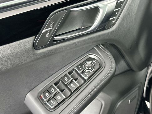 Certified 2026 Porsche Macan AWD/4WD image 25