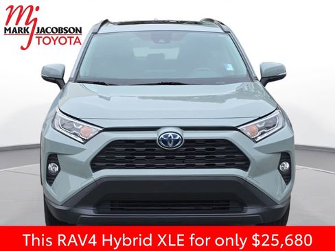Used 2021 Toyota RAV4 XLE image 3