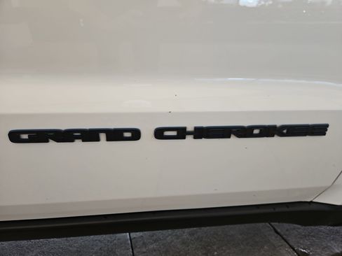Used 2019 Jeep Grand Cherokee Laredo image 24