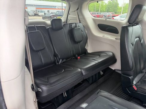 Used 2017 Chrysler Pacifica Touring-L FWD image 14