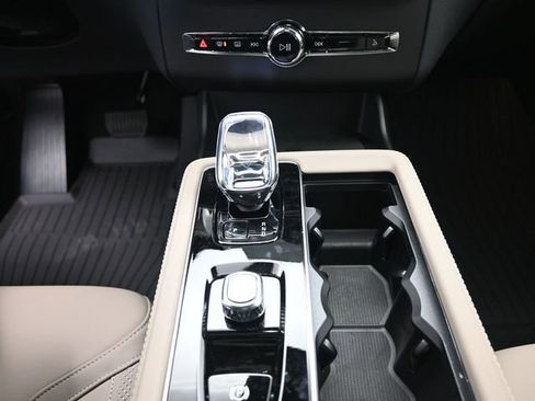 New 2026 Volvo XC90 T8 Plus w/ Protection Package Premier AWD/4WD image 13