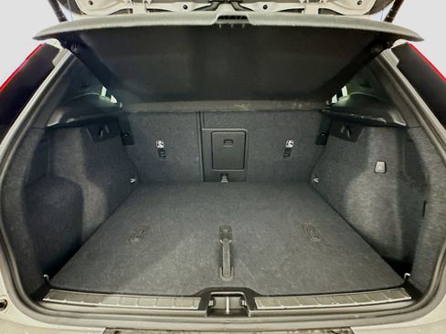 Used 2025 Volvo XC40 B5 Plus image 31