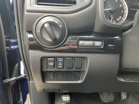 Used 2024 Nissan Titan SV w/ SV Convenience Package RWD image 27