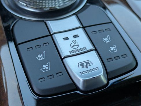 Used 2017 Genesis G90 3.3T Premium image 30