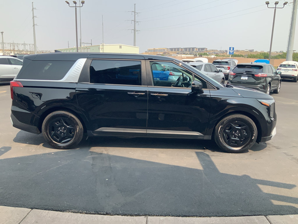 Used 2025 Kia Carnival FWD image 5