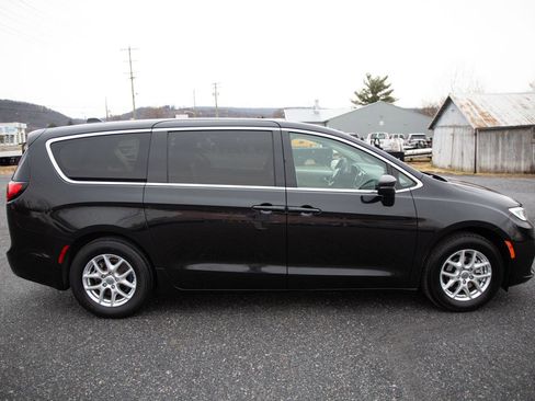 Used 2023 Chrysler Pacifica Touring-L image 2
