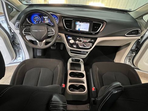 Used 2023 Chrysler Voyager LX image 22