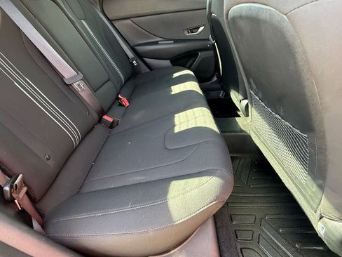 Used 2022 Hyundai Elantra SEL w/ Convenience + Premium Package image 11