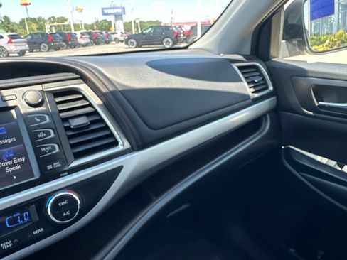 Used 2019 Toyota Highlander XLE AWD/4WD image 34