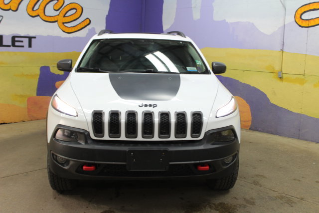 Used 2018 Jeep Cherokee Trailhawk AWD/4WD image 3