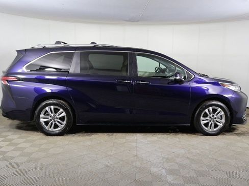 Used 2022 Toyota Sienna Limited image 16