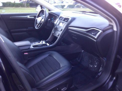 Used 2017 Ford Fusion SE w/ Equipment Group 201A image 16
