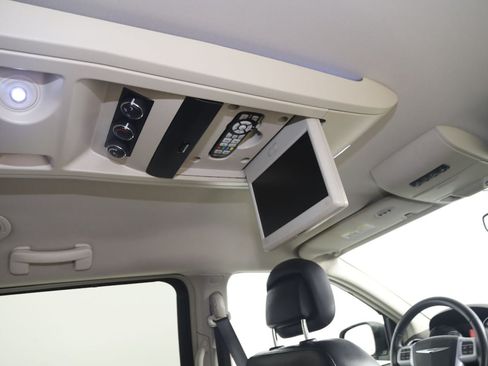 Used 2013 Chrysler Town & Country Touring FWD image 13