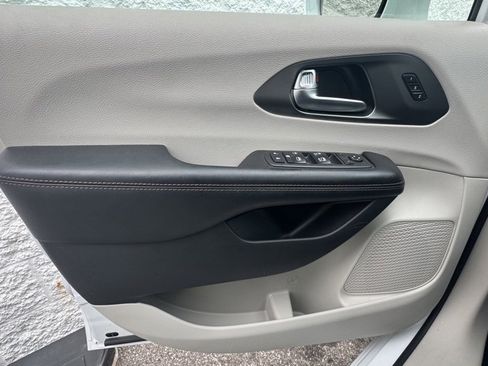 Used 2020 Chrysler Pacifica Touring-L image 25