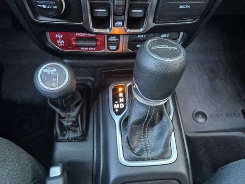 Used 2025 Jeep Gladiator Rubicon w/ Convenience Group AWD/4WD image 11