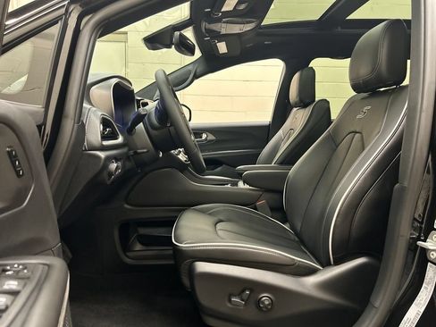 New 2027 Chrysler Pacifica Limited w/ S Appearance Package FWD image 7