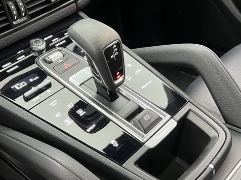 Certified 2022 Porsche Cayenne Platinum Edition image 29