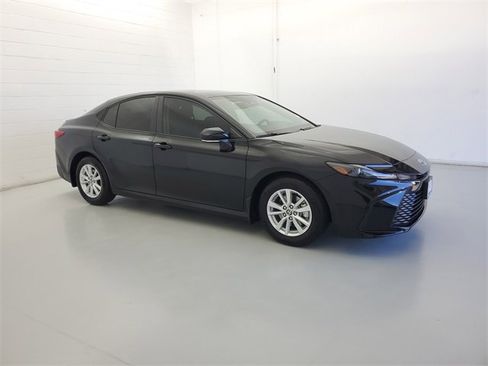 Used 2025 Toyota Camry LE image 4