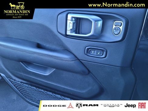 Used 2022 Jeep Wrangler Unlimited Sahara AWD/4WD image 15