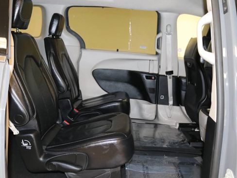 Used 2023 Chrysler Pacifica Touring-L image 21