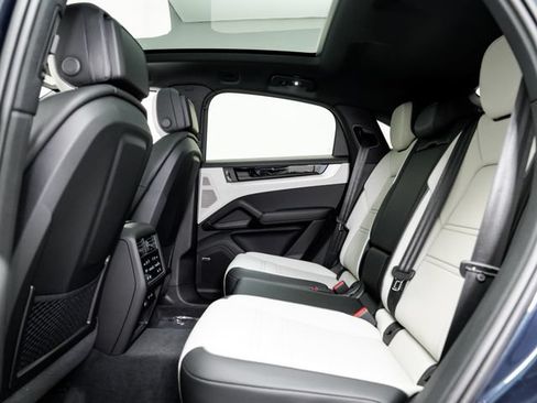 New 2026 Porsche Cayenne Coupe AWD/4WD image 24