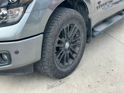 Used 2019 Nissan Titan SV w/ SV Convenience Package AWD/4WD image 9