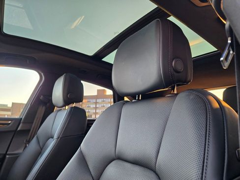 Used 2025 Porsche Macan image 20